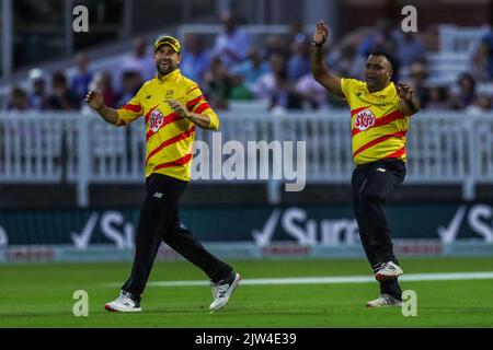 Samit Patel von Trent Rockets feiert, nachdem er Ashton Turner von Manchester Originals mit seinen Teamkollegen während des Finales der Hundert Herren von Trent Rockets gegen Manchester Originals in Trent Bridge, Nottingham, Großbritannien, 3.. September 2022 (Foto von Ben Whitley/News Images) Stockfoto