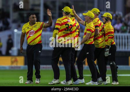 Samit Patel von Trent Rockets feiert, nachdem er Ashton Turner von Manchester Originals mit seinen Teamkollegen während des Finales der Hundert Herren von Trent Rockets gegen Manchester Originals in Trent Bridge, Nottingham, Großbritannien, 3.. September 2022 (Foto von Ben Whitley/News Images) Stockfoto