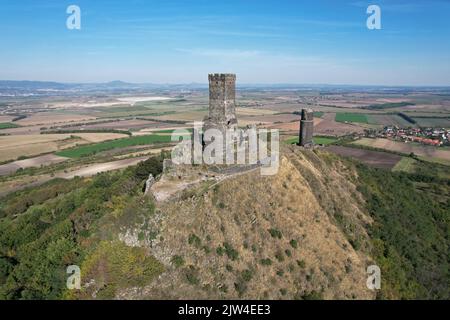 Historische alte Burg Hazmburk,Tschechische republik,Europa,landschaftlich reizvolle Panoramafotor,Ceske stredohori,tschechische Burgruinen,trockene Natur im Frühling Stockfoto