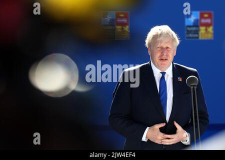 Spanien, Madrid - 29. Juni 2022: Der britische Premierminister Boris Johnson spricht beim NATO-Gipfel in Madrid, Spanien, mit den Medien. Stockfoto