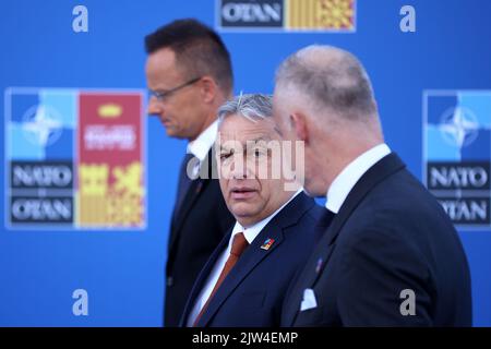 Spanien, Madrid - 30. Juni 2022: Ungarns Präsident Viktor Orban (C), Verteidigungsminister Kristof Szalay-Bobrovniczky (R) und Außenminister Peter Szijj Stockfoto
