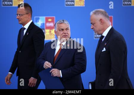Spanien, Madrid - 30. Juni 2022: Ungarns Präsident Viktor Orban (C), Verteidigungsminister Kristof Szalay-Bobrovniczky (R) und Außenminister Peter Szijj Stockfoto