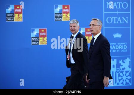 Spanien, Madrid - 30. Juni 2022: NATO-Generalsekretär Jens Stoltenberg (R) nimmt am NATO-Gipfel in Madrid, Spanien, Teil. Stockfoto
