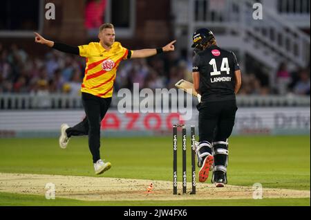 Sam Cook von Trent Rockets feiert die Aufnahme des Manchester Originals Tom Lammonby während des Men's Hundred Finals in Lord's, London. Bilddatum: Samstag, 3. September 2022. Stockfoto