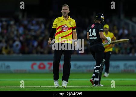 Sam Cook von Trent Rockets feiert, nachdem Tom Lammonby von Manchester Originals während des Finales der Hundert Herren von Trent Rockets gegen Manchester Originals in Trent Bridge, Nottingham, Großbritannien, 3.. September 2022 (Foto von Ben Whitley/News Images) Stockfoto