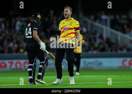 Sam Cook von Trent Rockets feiert, nachdem Tom Lammonby von Manchester Originals während des Finales der Hundert Herren von Trent Rockets gegen Manchester Originals in Trent Bridge, Nottingham, Großbritannien, 3.. September 2022 (Foto von Ben Whitley/News Images) Stockfoto