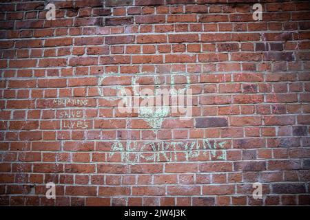 New York, Usa. 03. September 2022. Kreideschrift mit der Aufschrift „Gott liebt Abtreibungen“, die an einer Wand zu sehen ist. Eine Anti-Abtreibungsgruppe marschiert von der Basilika St. Patrick's Old Cathedral zur nahe gelegenen Planned Parenthood, um Klinikpatienten zu schikanieren, während Anti-Abtreibungsgegner die Aktion mit ihrer monatlichen Klinikverteidigung stören. Kredit: SOPA Images Limited/Alamy Live Nachrichten Stockfoto