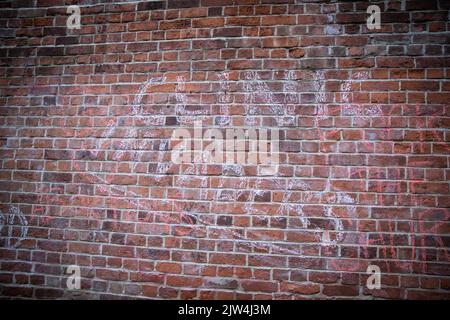 New York, Usa. 03. September 2022. Kreideschrift mit der Aufschrift „Clinic Invaders“ an einer Wand. Eine Anti-Abtreibungsgruppe marschiert von der Basilika St. Patrick's Old Cathedral zur nahe gelegenen Planned Parenthood, um Klinikpatienten zu schikanieren, während Anti-Abtreibungsgegner die Aktion mit ihrer monatlichen Klinikverteidigung stören. Kredit: SOPA Images Limited/Alamy Live Nachrichten Stockfoto