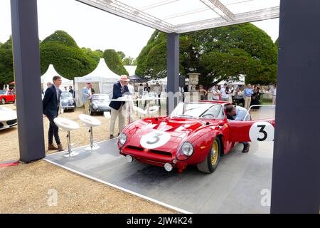 Der Concours of Elegance brachte erneut eine Auswahl von 60 der seltensten Autos aus der ganzen Welt zusammen – viele davon werden noch nie zuvor in Großbritannien gesehen worden sein. Viele der Concours-Autos werden an den Tagen vor dem Concours-Hauptevent auch an einer 2-tägigen Fahrtour teilnehmen. Einzigartig ist, dass der Gewinner des Concours of Elegance nicht von einer Jury, sondern von den Besitzern der Autos selbst ausgewählt wird. Jeder Teilnehmer wird gebeten, über die anderen Modelle auf dem Display abzustimmen, um zu entscheiden, welches Auto als das ‘Best of Show angesehen wird. Stockfoto