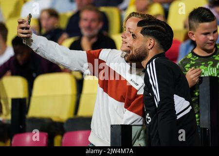 Deventer - Alireza Jahanbakhsh von Feyenoord mit einem Fan während des Spiels zwischen Schieß los. Eagles gegen Feyenoord in De Adelaarshorst am 3. September 2022 in Deventer, Niederlande. (Box zu Box Pictures/Tom Bode) Stockfoto