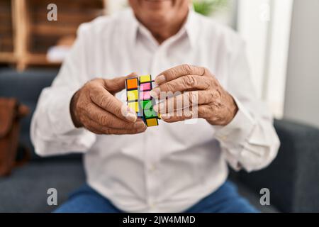 Seniorpsychologe spielt Spiel im Psychologiezentrum Stockfoto