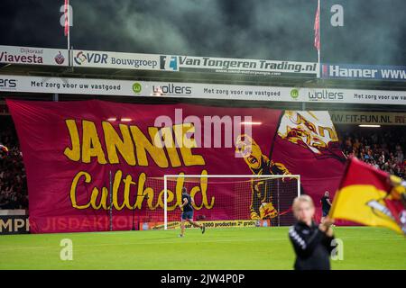 Deventer - Fans von Schieß los. Eagles mit einem Spruchband, auf dem Jannie Cultheld während des Spiels zwischen Schieß los. Eagles und Feyenoord am 3. September 2022 in De Adelaarshorst, Niederlande, stand. (Box zu Box Pictures/Tom Bode) Stockfoto