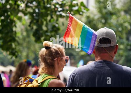 PRAG, TSCHECHISCHE REPUBLIK - 13. AUGUST 2022: Mann mit farbenfroher Regenbogenfahne beim LGBT-Stolz Stockfoto