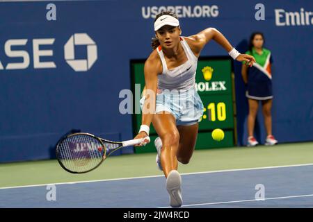 Emma Raducanu (GBR) während ihrer ersten Niederlage bei den US Open Tennis 2022. Stockfoto