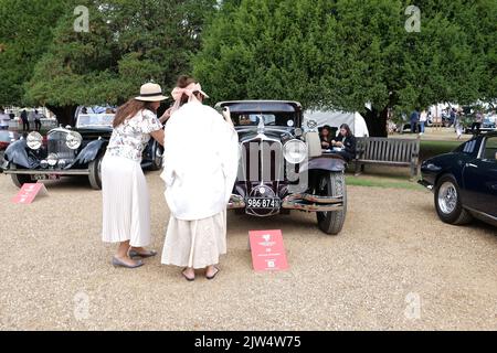 Der Concours of Elegance brachte erneut eine Auswahl von 60 der seltensten Autos aus der ganzen Welt zusammen – viele davon werden noch nie zuvor in Großbritannien gesehen worden sein. Viele der Concours-Autos werden an den Tagen vor dem Concours-Hauptevent auch an einer 2-tägigen Fahrtour teilnehmen. Einzigartig ist, dass der Gewinner des Concours of Elegance nicht von einer Jury, sondern von den Besitzern der Autos selbst ausgewählt wird. Jeder Teilnehmer wird gebeten, über die anderen Modelle auf dem Display abzustimmen, um zu entscheiden, welches Auto als das ‘Best of Show angesehen wird. Stockfoto