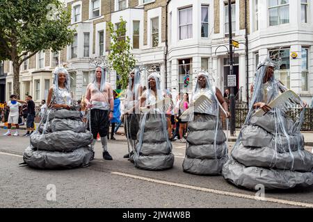 London, England, Großbritannien - 29. August 2022: Junge Leute, die für den Karneval mit Federn in verschiedenen Farben auf den Straßen in Notting Hill gekleidet sind Stockfoto