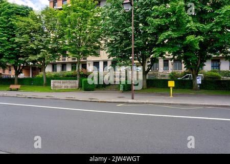 Paris, Frankreich - 29. Mai 2022: Außenansicht des Krankenhauses Neuilly sur seine Stockfoto