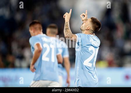 Rom, Italien. 3. September 2022. Matteo Zaccagni aus dem Latium feiert nach dem Tor während der italienischen Serie Ein Fußballspiel zwischen Latium und Neapel im Olympiastadion in Rom Credit: Riccardo De Luca - Update Images/Alamy Live News Stockfoto