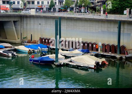 Paris, Frankreich - 29. Mai 2022: Schnellboote liegen auf der seine in Port La Jatte Stockfoto
