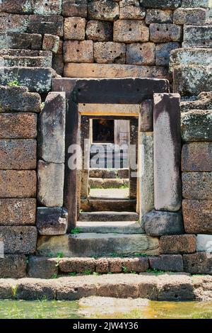 Blick in den alten, ruinierten Khmer-Tempel Prang Ku in der Stadt Chaiyaphum, Thailand Stockfoto