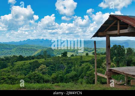 Blick auf die dicht bewaldeten Hügel und Berge der Nationalparks Nam Nao und Phu Khiao, Provinz Phetchabun, Thailand Stockfoto