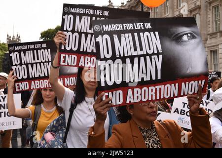 London, England, Großbritannien. 3. September 2022. Demonstranten halten Plakate bei der Kundgebung. Anti-Abtreibungsaktivisten und „Pro Life“-Demonstranten marschierten durch das Zentrum Londons zum Parliament Square, um ihre Opposition gegen das Abtreibungsgesetz im Vereinigten Königreich zu markieren. (Bild: © Thomas Krych/ZUMA Press Wire) Stockfoto