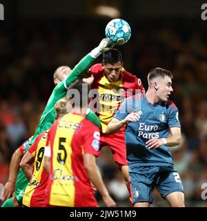 DEVENTER - (lr) Schieß los. Jeffrey de lange, Jay Idzes von Schieß los. Eagles, Patrik Walemark von Feyenoord während des niederländischen Eredivisie-Spiels zwischen Schieß los. Eagles und Feyenoord am 3. September 2022 in De Adelaarshorst in Deventer, Niederlande. ANP VINCENT JANNINK Stockfoto