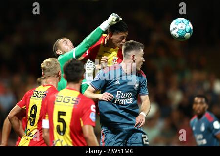 DEVENTER - (lr) Schieß los. Jeffrey de lange, Jay Idzes von Schieß los. Eagles, Patrik Walemark von Feyenoord während des niederländischen Eredivisie-Spiels zwischen Schieß los. Eagles und Feyenoord am 3. September 2022 in De Adelaarshorst in Deventer, Niederlande. ANP VINCENT JANNINK Stockfoto