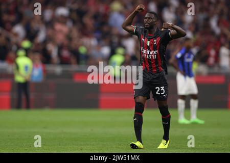 Mailand, Italien, 3.. September 2022. Fikayo Tomori von AC Mailand feiert den Sieg von 3-2 nach dem letzten Pfiff des Serie-A-Spiels bei Giuseppe Meazza, Mailand. Bildnachweis sollte lauten: Jonathan Moscrop / Sportimage Stockfoto