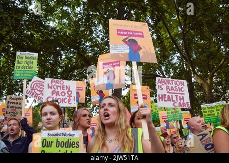 London, England, Großbritannien. 3. September 2022. Die Pro-Choice-Demonstranten machen ihre Gefühle bekannt. Die Pro-Choice-Demonstranten versammelten sich auf dem Parliament Square, während der Marsch für das Leben, eine Kundgebung gegen Abtreibung, stattfand. Anti-Abtreibungsgruppen im Vereinigten Königreich wurden durch die Ereignisse in den USA ermutigt, wobei Berichte darauf hindeuten, dass US-Interessengruppen Anti-Abtreibungskampagnen im Vereinigten Königreich finanziert haben. (Bild: © Vuk Valcic/ZUMA Press Wire) Stockfoto