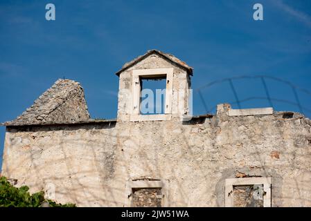 Ein Dachfenster auf den Ruinen eines Gebäudes auf der Insel Prvic Stockfoto