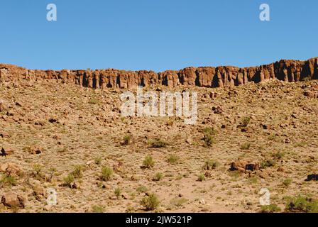 Wüstenlandschaft, Klippen und blauer Himmel Stockfoto