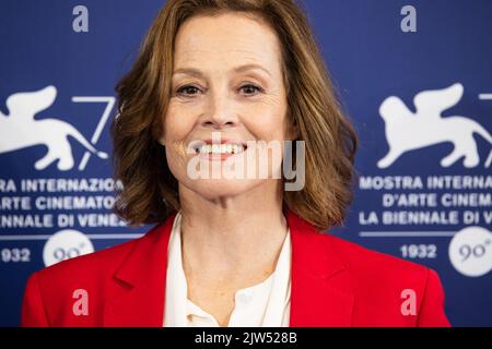 Lido Di Venezia, Italien. 03. September 2022. Sigourney Weaver nimmt am 03. September 2022 in Venedig, Italien, an der Fotozelle für 'Master Gardner' beim Internationalen Filmfestival Venedig 79. Teil. © Foto: Cinzia Camela. Kredit: Unabhängige Fotoagentur/Alamy Live Nachrichten Stockfoto