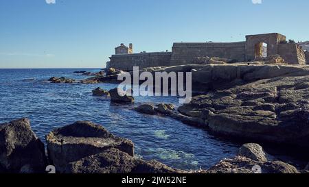 Gateway Tabarca Insel und St. Peter und St. Paul Kirche im Hintergrund. Gelegen in der Valencianischen Gemeinde, Alicante, Spanien. Stockfoto