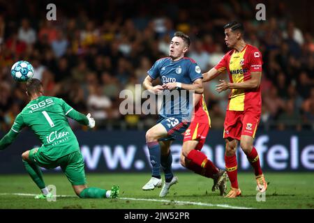 DEVENTER - (lr) Schieß los. Jeffrey de lange, Patrik Walemark von Feyenoord, Mats Deijl von Schieß los. Eagles während des niederländischen Eredivisie-Spiels zwischen Schieß los. Eagles und Feyenoord am 3. September 2022 in De Adelaarshorst in Deventer, Niederlande. ANP VINCENT JANNINK Stockfoto