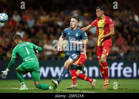 DEVENTER - (lr) Schieß los. Jeffrey de lange, Patrik Walemark von Feyenoord, Mats Deijl von Schieß los. Eagles während des niederländischen Eredivisie-Spiels zwischen Schieß los. Eagles und Feyenoord am 3. September 2022 in De Adelaarshorst in Deventer, Niederlande. ANP VINCENT JANNINK Stockfoto