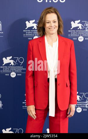 Lido Di Venezia, Italien. 03. September 2022. Sigourney Weaver nimmt am 03. September 2022 in Venedig, Italien, an der Fotozelle für 'Master Gardner' beim Internationalen Filmfestival Venedig 79. Teil. © Foto: Cinzia Camela. Kredit: Unabhängige Fotoagentur/Alamy Live Nachrichten Stockfoto