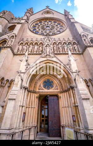 Westfront Eingang zur Arundel Cathedral of Our Lady & St. Philip Howard, West Sussex, England Britisches Gotisches Revival. Architekt war Joseph Hansom. Stockfoto