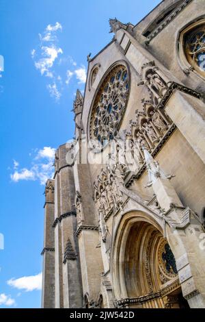 Westfront Eingang zur Arundel Cathedral of Our Lady & St. Philip Howard, West Sussex, England Britisches Gotisches Revival. Architekt war Joseph Hansom. Stockfoto