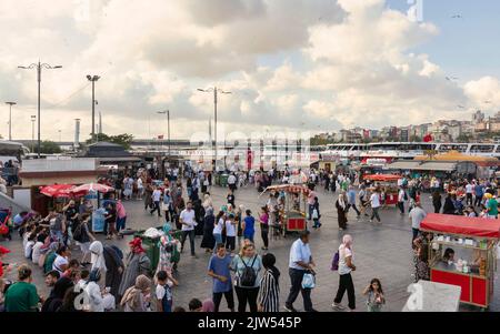 Istanbul, Türkei - 30. August 2022: Massen von Einheimischen auf dem Eminonu Plaza während des Siegestages mit Blick auf Istanbul Stockfoto