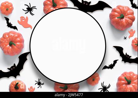 Happy Halloween Urlaub flach Lay Komposition mit Kürbissen, Spinnen, Fledermäuse auf weißem Hintergrund. Halloween Banner Mockup, Grußkarten-Design Stockfoto