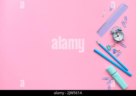 Schreibwaren Schule liefert Produkte Accessoires auf pastellrosa Hintergrund. Stockfoto