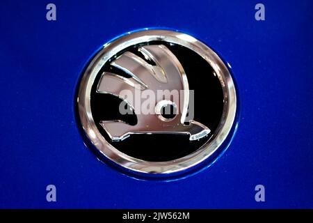 Sofia, Bulgarien - 3. Juni 2022: Nahaufnahme des Skoda-Logos auf einem Auto auf dem Sofia Motor Show. Stockfoto