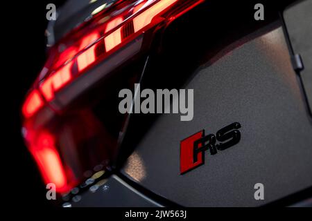 Sofia, Bulgarien - 3. Juni 2022: Nahaufnahme des Audi RS-Logos auf dem Automobilsalon in Sofia. Stockfoto