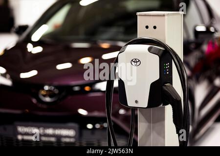 Sofia, Bulgarien - 3. Juni 2022: Nahaufnahme des Toyota-Logos ist auf der EV-Ladestation auf dem Sofia Motor Show zu sehen. Stockfoto