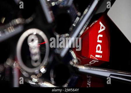 Sofia, Bulgarien - 3. Juni 2022: Nahaufnahme des Audi Logos ist auf einem roten Bremssattel eines Autos auf dem Automobilsalon in Sofia zu sehen. Stockfoto