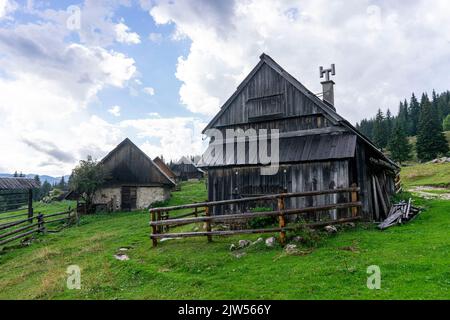 Seit Jahrhunderten sind Hirtenhütten jeden Sommer im Einsatz. Ein paar Monate bleiben der Hirte und das Vieh auf den Bohinjer Hochebenen. Stockfoto