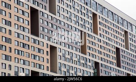 Fragment der Fassade eines modernen Wohnkomplexes. Stockfoto
