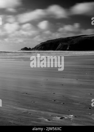 Am Praa Sands Beach Cornwall stürzten die Moody Waves in die Küste. Stockfoto