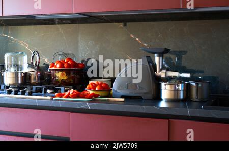 Kochen von Tomatensaft in der Küche, Vitamine Stockfoto